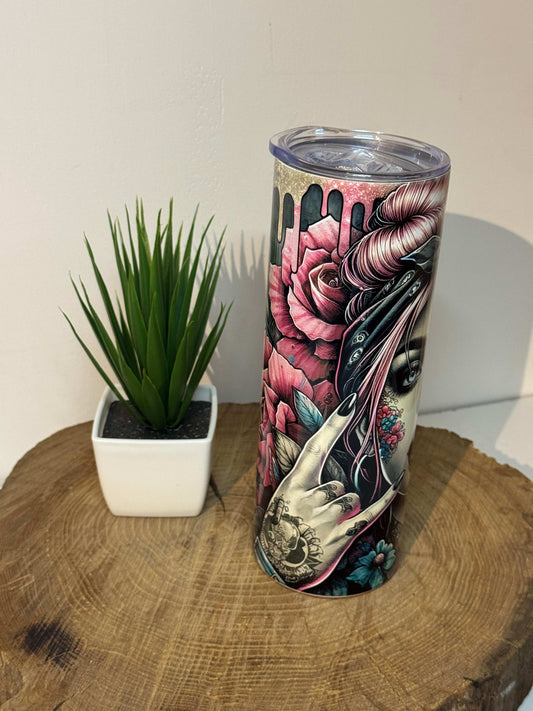 Vue latérale du tumbler avec motif floral gothique et couvercle anti-éclaboussures transparent