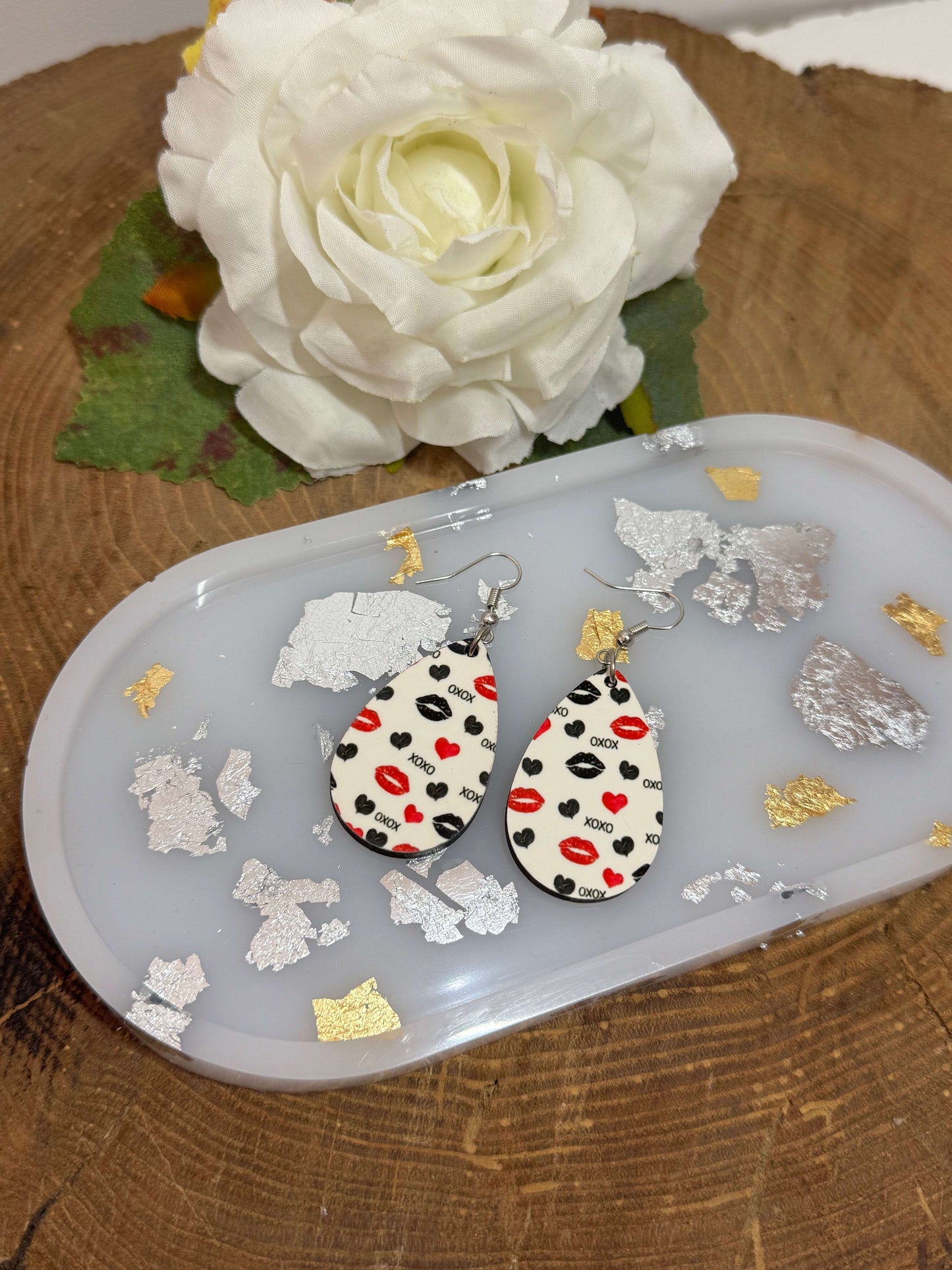 Boucles d'oreilles ovales artisanales avec motif XOXO, lèvres rouges et cœurs sur fond noir et blanc