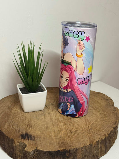 Vue détaillée du gobelet isotherme avec illustration style anime et personnages colorés
