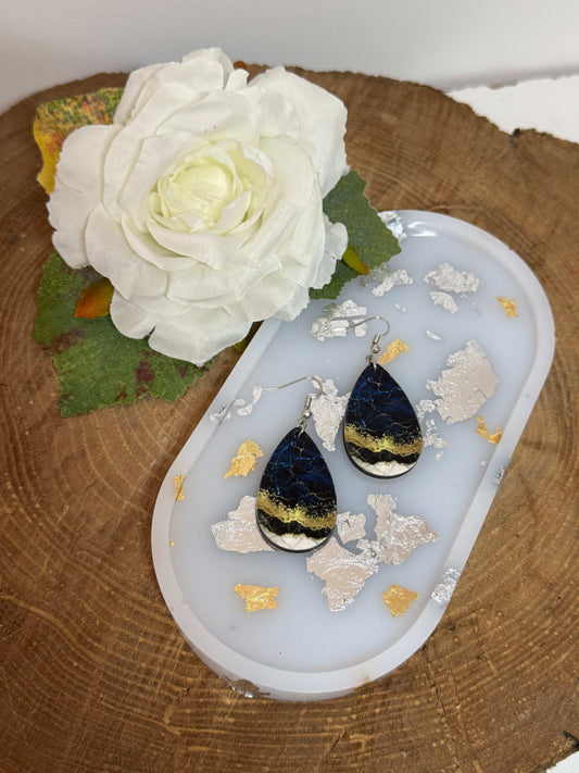 Boucles d'oreilles goutte avec motif bleu nuit, or chatoyant et lignes lumineuses dorées
