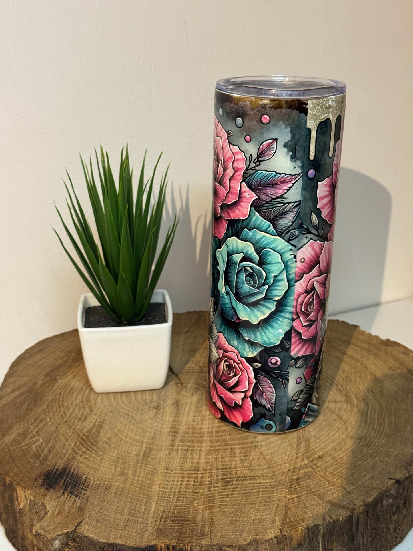 Détail du design roses gothiques et motif drip noir sur tumbler en acier inoxydable
