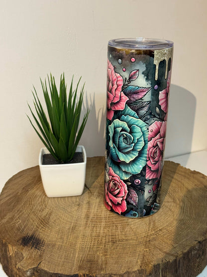 Détail du design roses gothiques et motif drip noir sur tumbler en acier inoxydable
