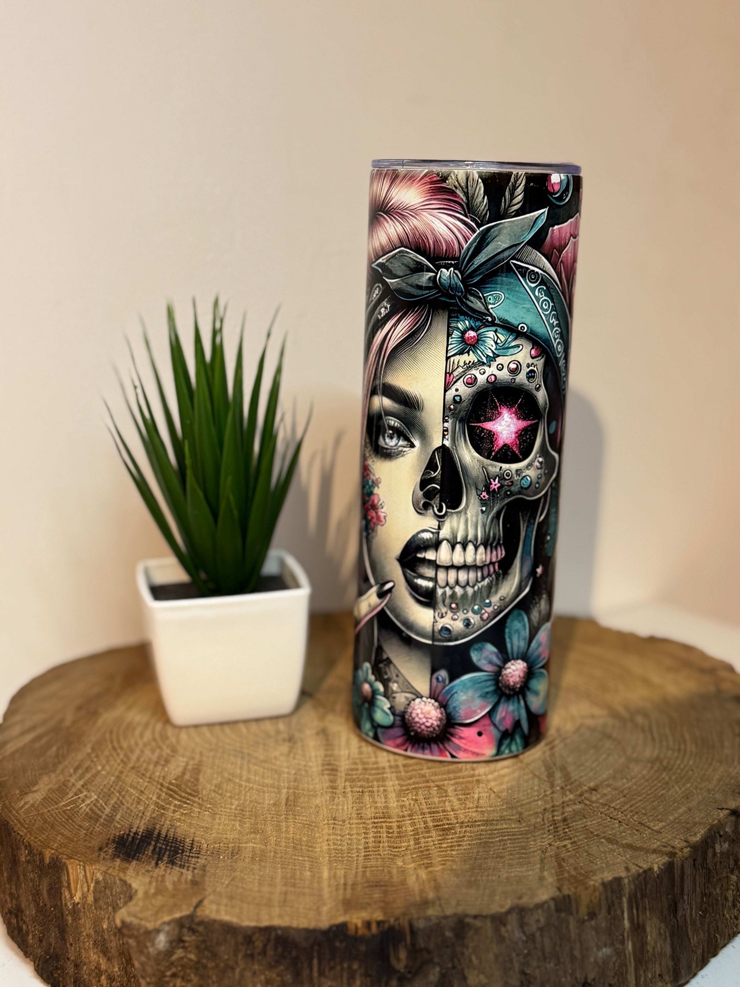 Tumbler isotherme avec design tatouage gothique, roses roses et sarcelle sur fond noir brillant
