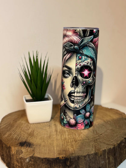 Tumbler isotherme avec design tatouage gothique, roses roses et sarcelle sur fond noir brillant
