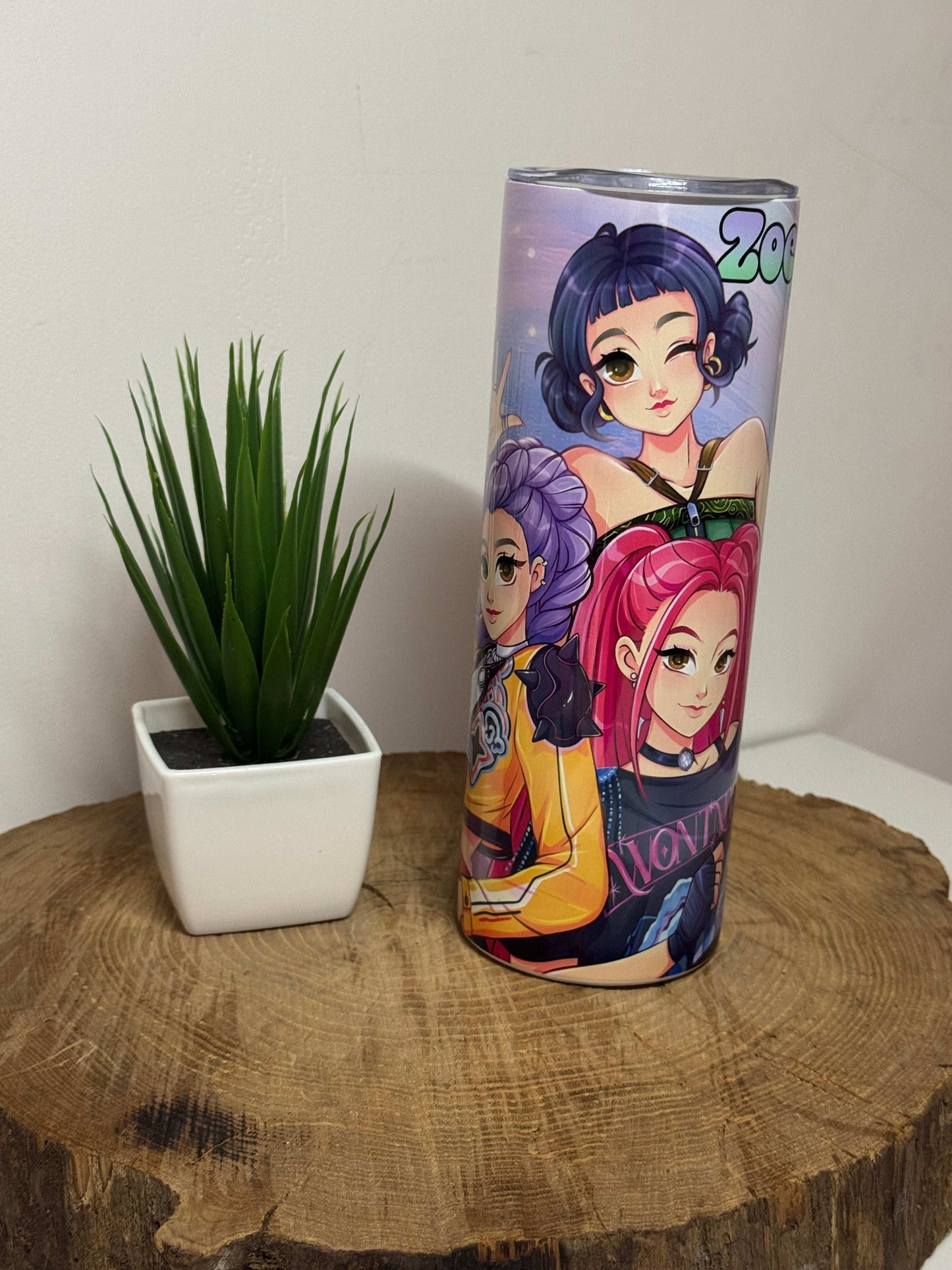 Gobelet isotherme avec design manga coloré représentant des personnages féminins style anime
