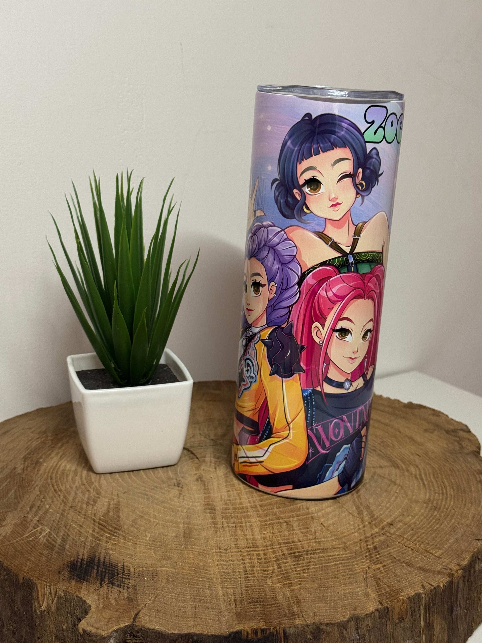Gobelet isotherme avec design manga coloré représentant des personnages féminins style anime
