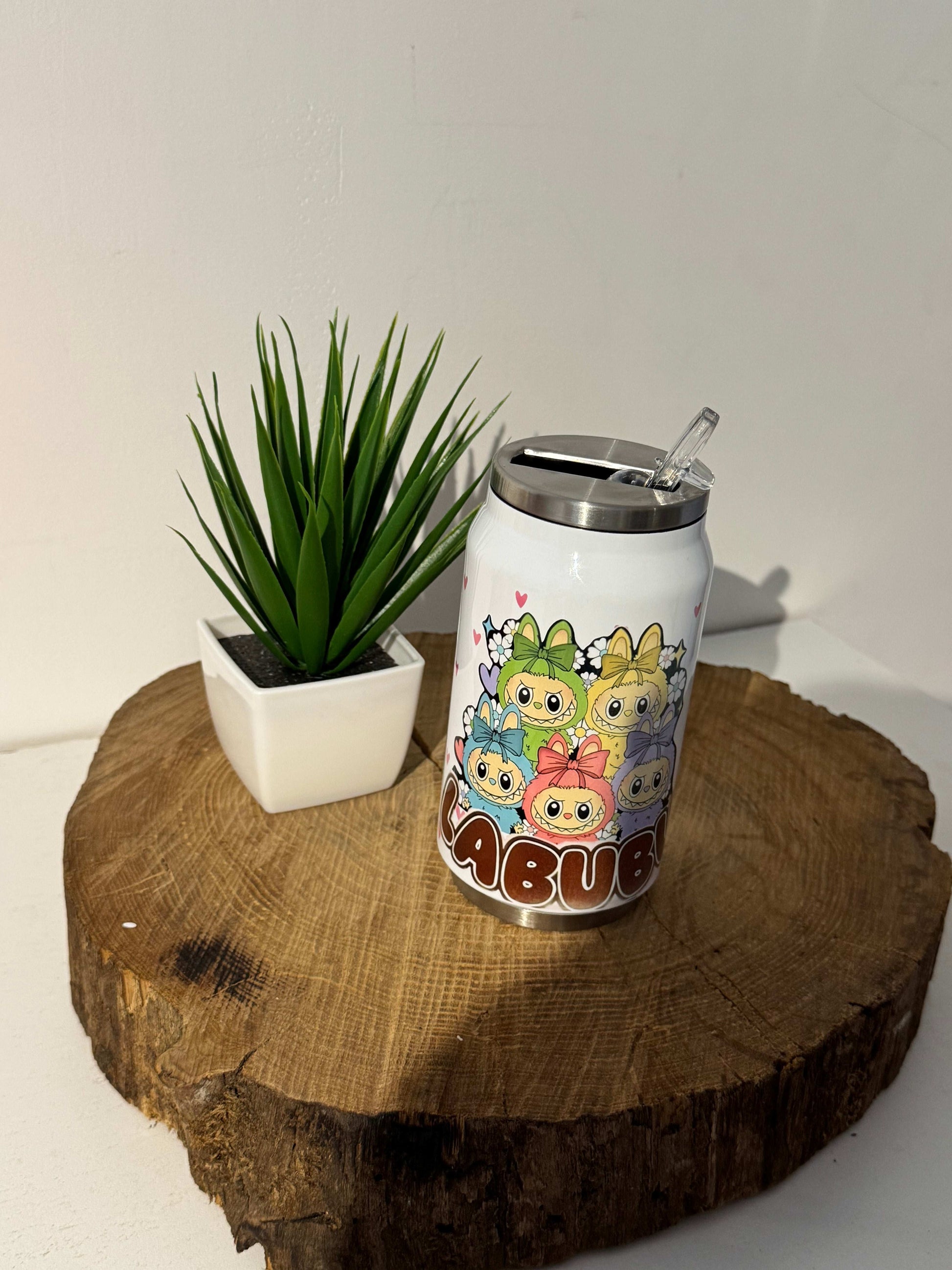 Gourde canette isotherme vue de côté, design original avec couvercle hermétique
