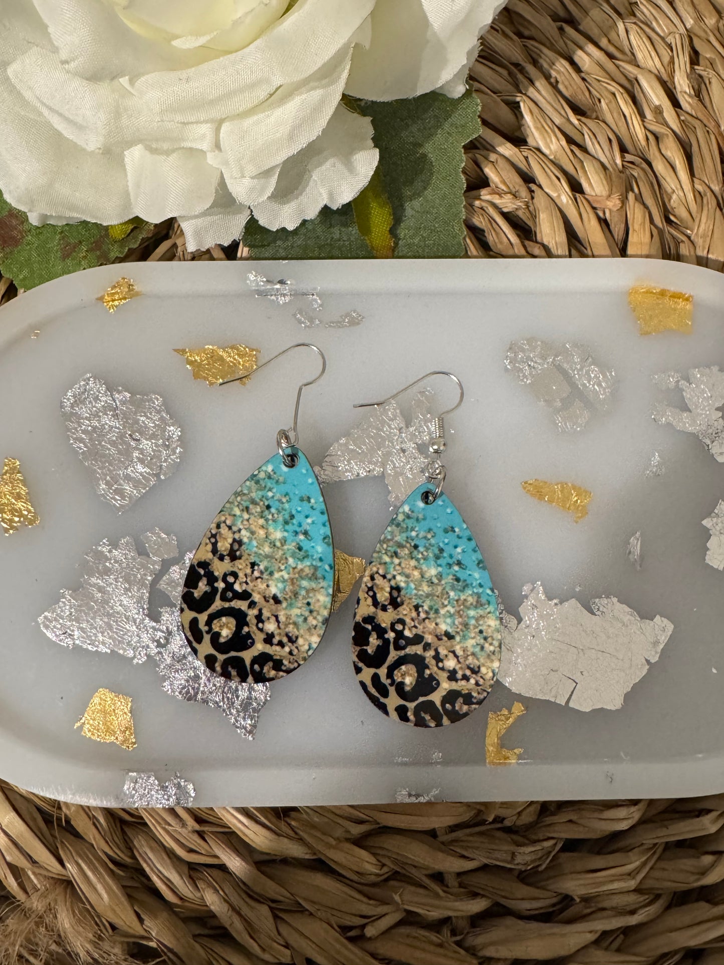 Boucles d'oreilles goutte turquoise et léopard