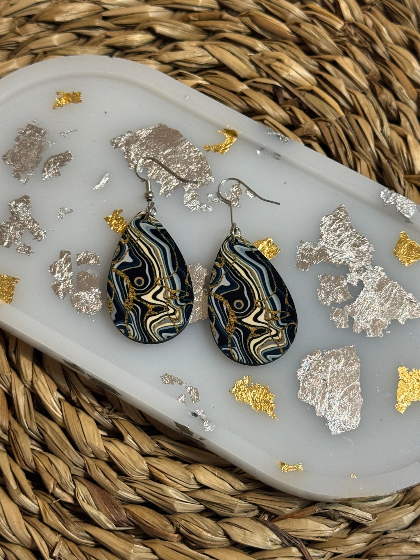 Boucles d'oreilles goutte motif marbré noir et or