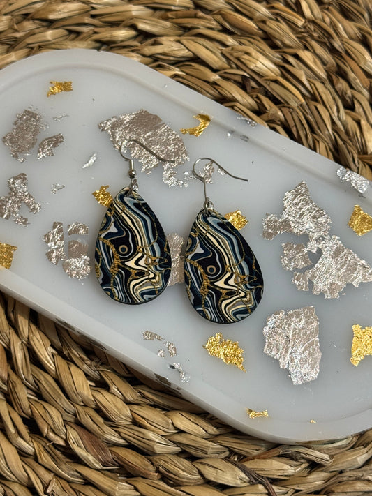 Boucles d'oreilles goutte motif marbré noir et or